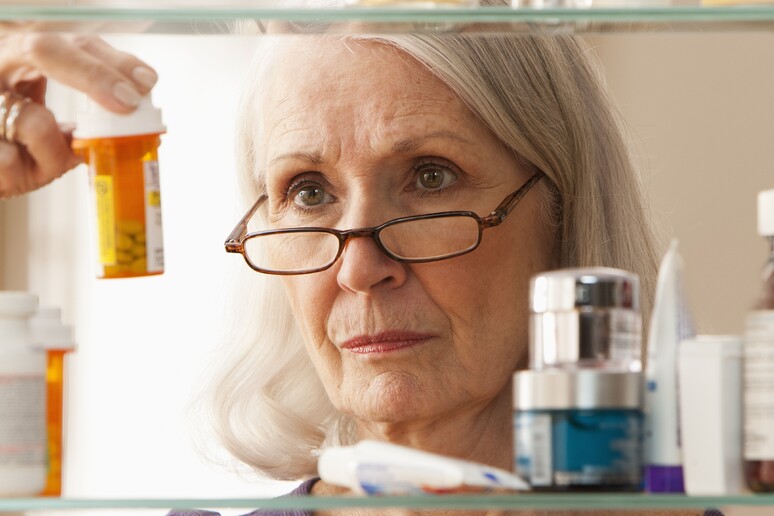 Farmaci:anziani che ne assumono più di 5 camminano più lenti - RIPRODUZIONE RISERVATA