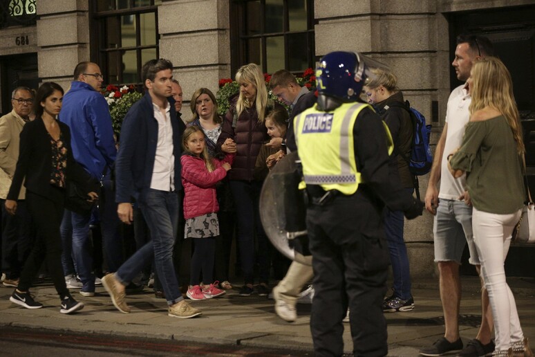 Ospiti di un albergo evacuato nella zona dell 'attentato a Londra © ANSA/AP