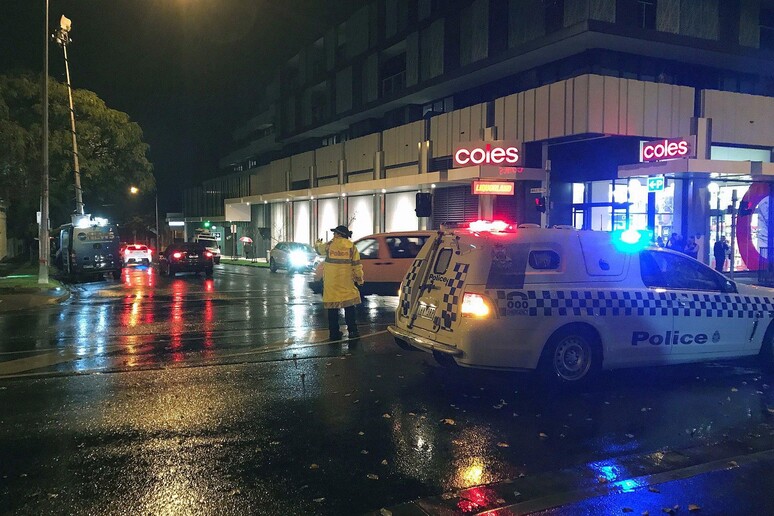 Hostage taker shot dead by police in Melbourne seige © ANSA/EPA