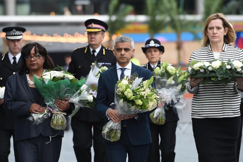 Al centro della foto, il sindaco di Londra, Sadiq Khan durante la cerimonia in ricordo delle vittime dell 'attentato al London Bridge © ANSA/EPA