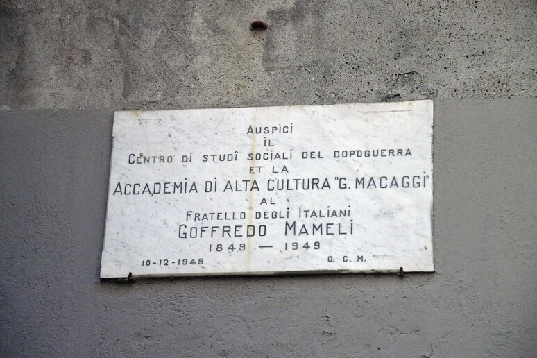 La targha marmorea che ricorda la casa natale di Goffredo Mameli nel palazzo di piazza San Bernardo, Genova - RIPRODUZIONE RISERVATA