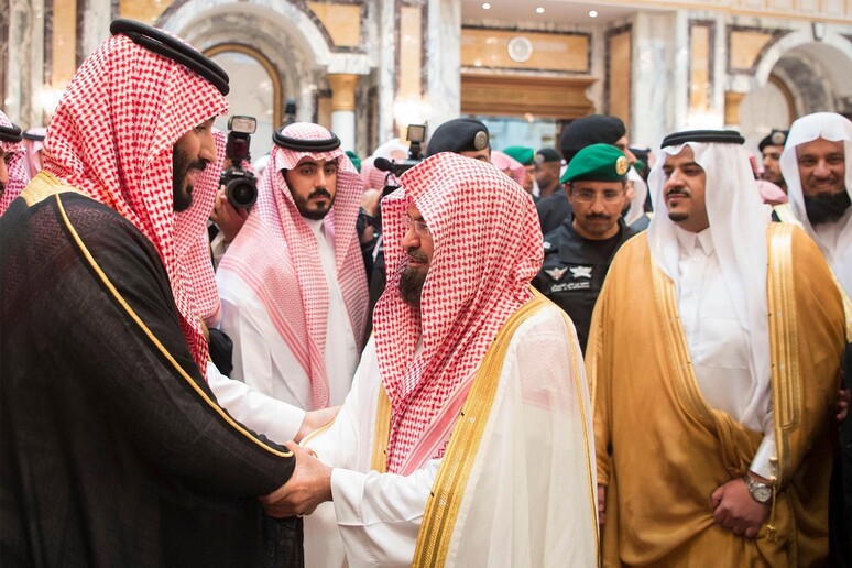 L 'erede al trono Mohammed ben Salman(sinistra) con alti esponenti della gerarchia di governo saudita -     RIPRODUZIONE RISERVATA