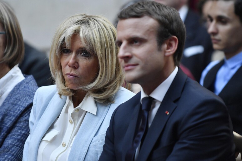 Macron e la moglie © ANSA/AP