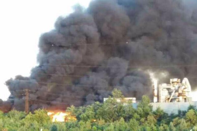 Incendio in deposito rottami auto ad Arese nel Milanese - RIPRODUZIONE RISERVATA