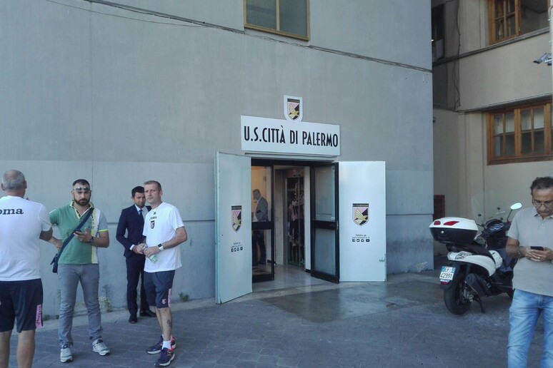 Calcio: Gdf in sede Palermo, perquisito Zamparini - RIPRODUZIONE RISERVATA