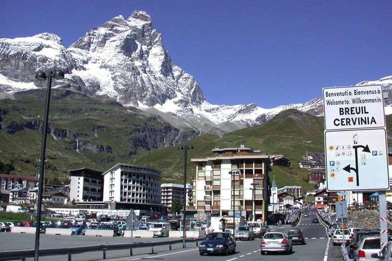 Cervinia, Aosta veduta del cervinio all 'inizio dell paes - RIPRODUZIONE RISERVATA