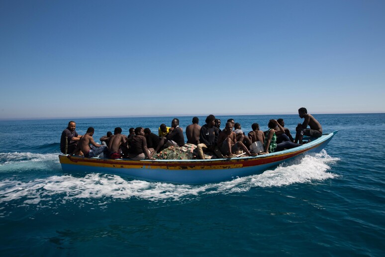 Migranti su un barcone nel Mediterraneo, archivio © ANSA/EPA