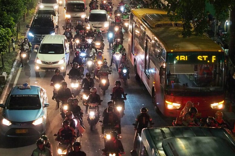 Un 'immagine del traffico quotidiano a Jakarta, dove è stata sperimentata l 'auto condivisa (fonte: Martin Alexius, Flickr) - RIPRODUZIONE RISERVATA