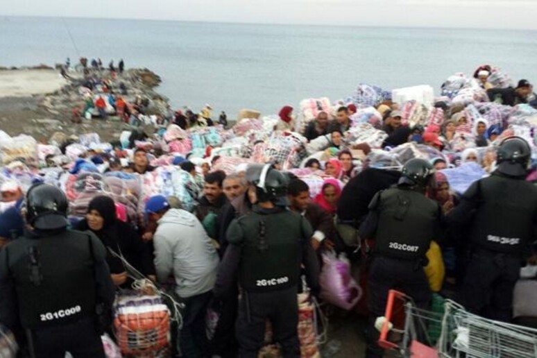 Venditori ambulanti ammassati fuori Ceuta -     RIPRODUZIONE RISERVATA