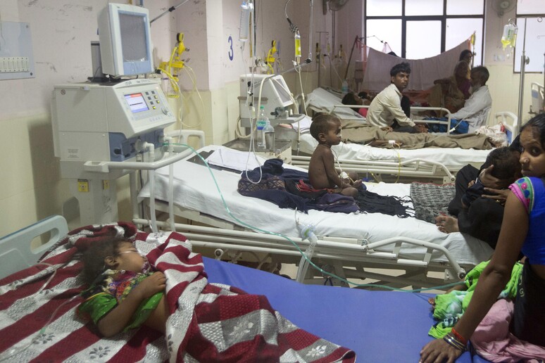 Bimbi in ospedale in India © ANSA/AP