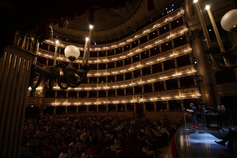 Un 'immagine del teatro San Carlo - RIPRODUZIONE RISERVATA