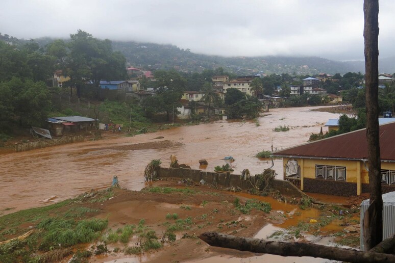 Sierra Leone: 400 morti e almeno 600 dispersi per l 'alluvione © ANSA/AP