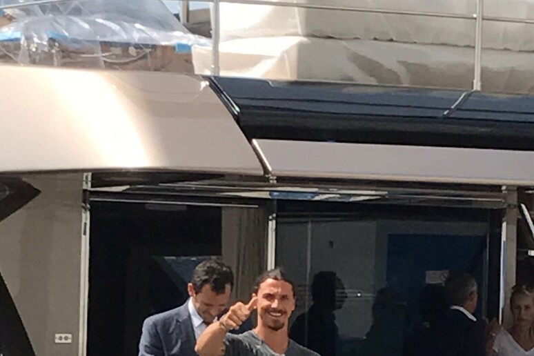 Ibrahimovic visita yacht ai cantieri Ferretti - RIPRODUZIONE RISERVATA