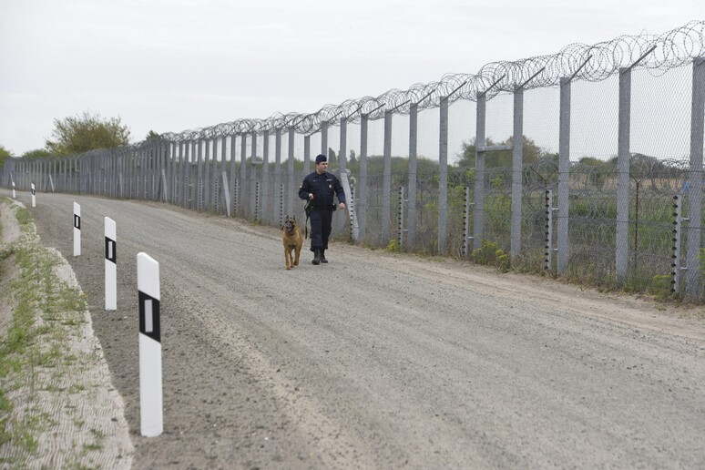 Il muro ungherese anti-migranti © ANSA/AP