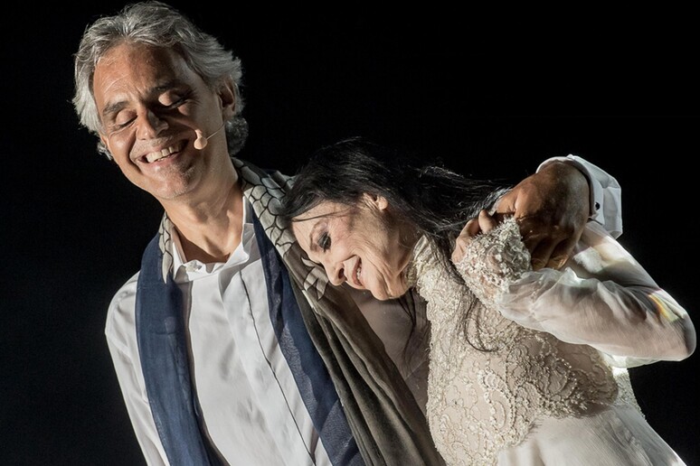 Andrea Bocelli e Carla Fracci al Teatro del Silenzio. Foto di Giovanni Daniotti - RIPRODUZIONE RISERVATA