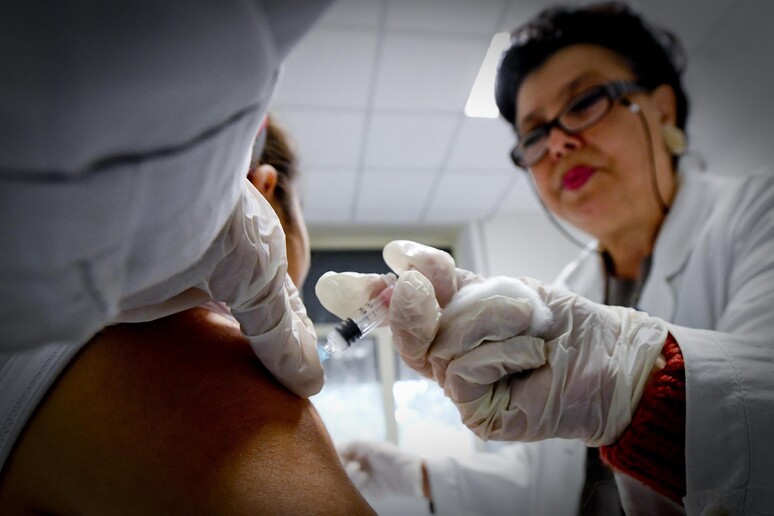 Un bambino viene vaccinato in un ambulatorio - RIPRODUZIONE RISERVATA