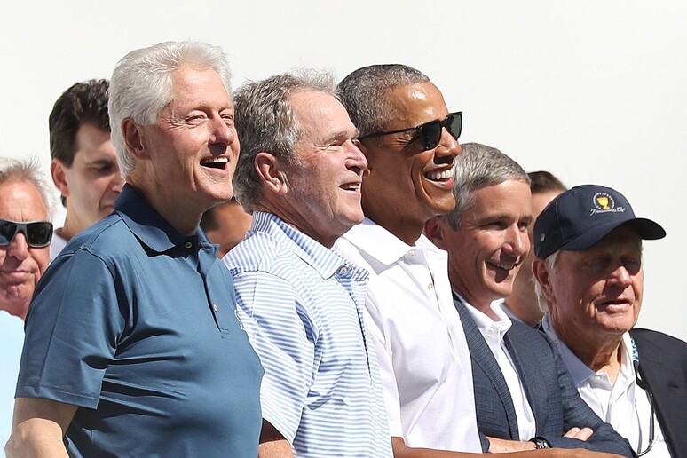 Gli ex presidenti Usa Bill Clinton, George W. Bush e Barack Obama in una foto di archivio © ANSA/EPA
