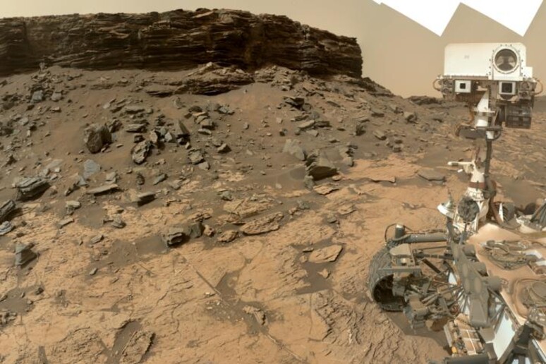 Un selfie del rover Curiosity nel cratere di Gale, dove sono state trovate tracce di boro (fonte: NASA/JPL-Caltech/MSSS) - RIPRODUZIONE RISERVATA