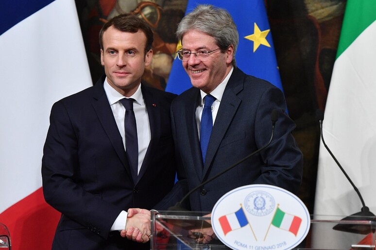 Paolo Gentiloni con Emmanuel Macron - RIPRODUZIONE RISERVATA