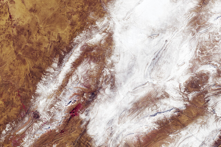 La neve sul deserto dela Sahara, nel Nord-Est dell 'Algeria, fotografata dai satelliti (fonte: Copernicus Sentinel data 2018, processed by ESA, CC BY-SA 3.0 IGO) - RIPRODUZIONE RISERVATA
