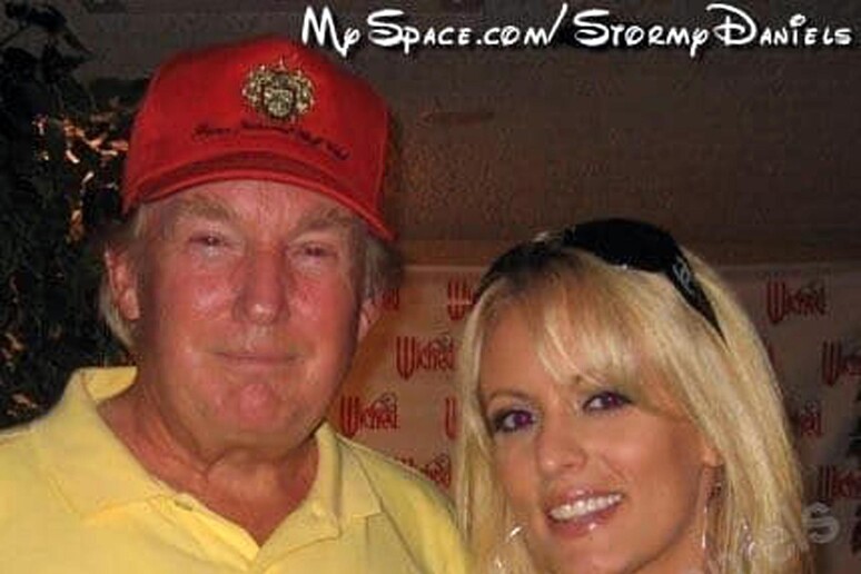Stephanie Clifford con Donald Trump in una foto tratta dal profilo MySpace della stessa pornostar, in arte Stormy Daniels - RIPRODUZIONE RISERVATA