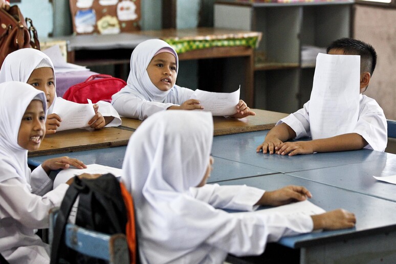 Bimbi sui banchi di scuola a Kuala Lumpur © ANSA/AP