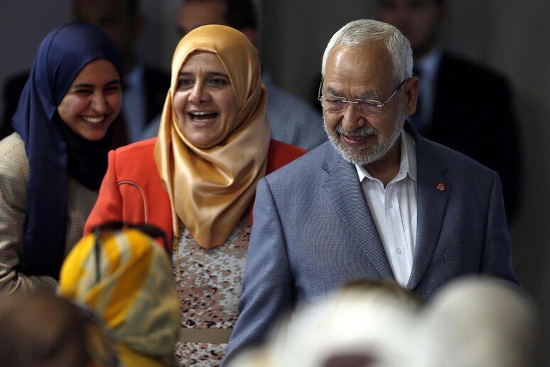 Il leader di Ennahda Rachid Ghannouchi con una sua sostenitrice all 'ultima festa della donna in Tunisia -     RIPRODUZIONE RISERVATA