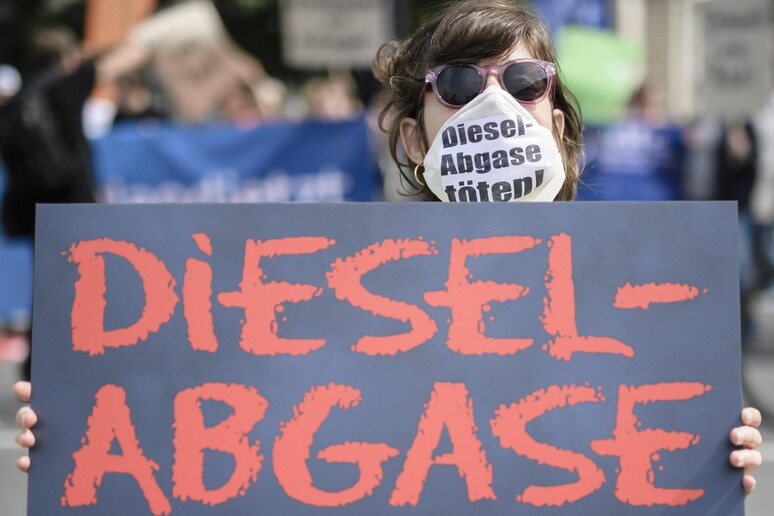 Una protesta contro le emissioni diesel dannose © ANSA/EPA