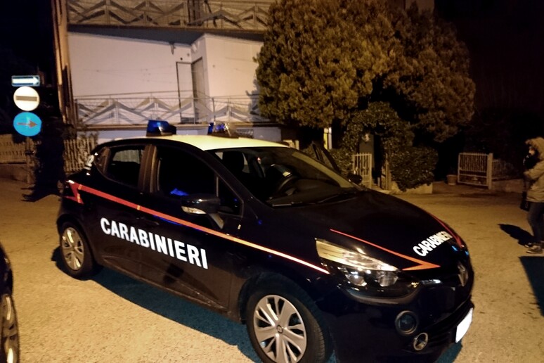 Carabinieri all 'esterno della casa dove il bimbo è stato trovato esanime a Cupramontana (Ancona) - RIPRODUZIONE RISERVATA