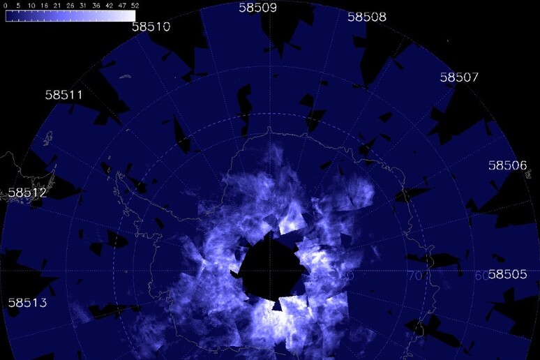 Le immagini del cielo dell’Antartide tinto di blu dalle nubi (fonte NASA/HU/VT/CU-LASP/AIM/) - RIPRODUZIONE RISERVATA