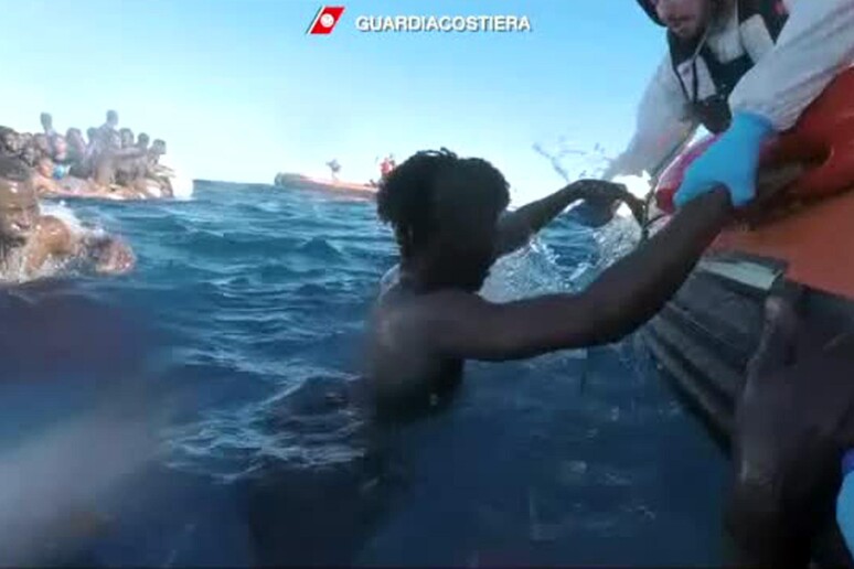 Migranti: diretta a Catania nave con sopravvissuti naufragio - RIPRODUZIONE RISERVATA