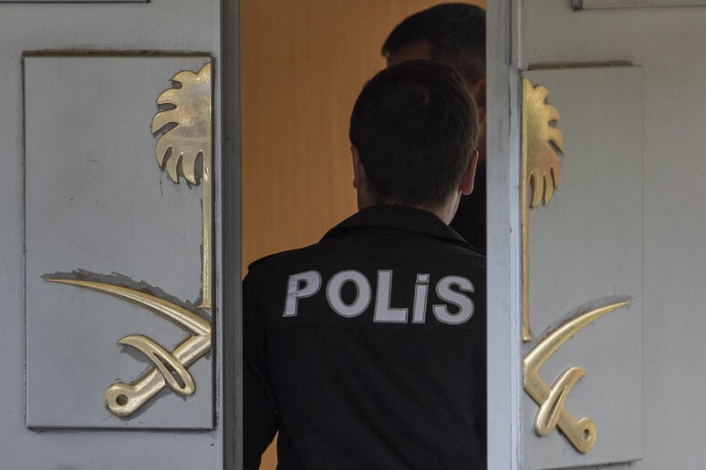 Agenti di polizia nel Consolato saudita a Istanbul © ANSA/EPA