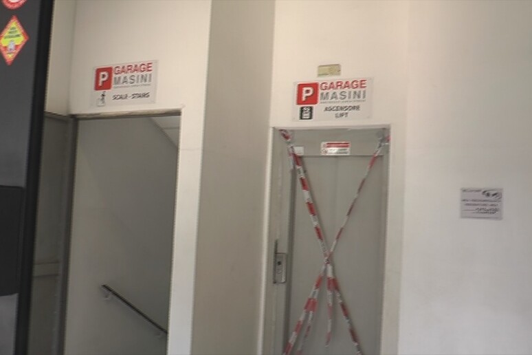 Scivola ascensore in un garage a Bologna, cinque feriti (Foto: Sara Ferrari) - RIPRODUZIONE RISERVATA