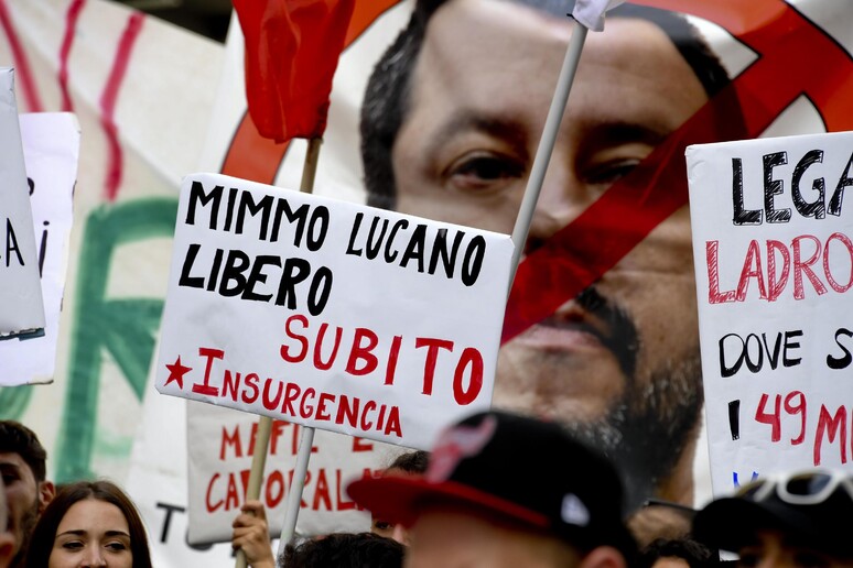 Manifesti di solidarieta ' per Mimmo Lucano durante il corteo dei centri sociali e dei movimenti contro l 'arrivo in citta ' del ministro Matteo Salvini, Napoli, 2 ottobre 2018 - RIPRODUZIONE RISERVATA