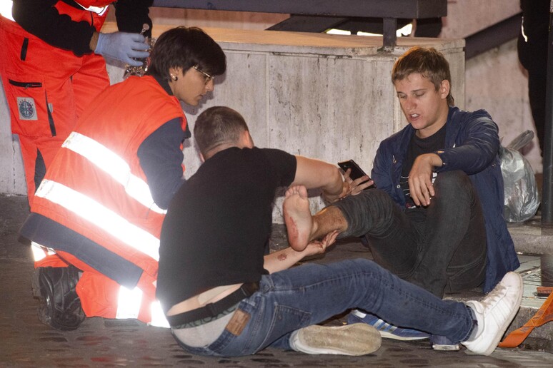 I feriti vengono soccorsi dopo il cedimento della scala mobile nella stazione Repubblica della metropolitana di Roma, 23 ottobre 2018 - RIPRODUZIONE RISERVATA