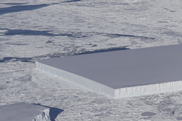 L 'iceberg completamente rettangolare fotografato dalla missione IceBridge della Nasa (fonte: NASA) - RIPRODUZIONE RISERVATA