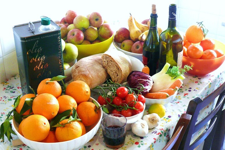 I cibi tipici della dieta mediterranea (fonte: G.steph.rocket, Wikipedia) - RIPRODUZIONE RISERVATA