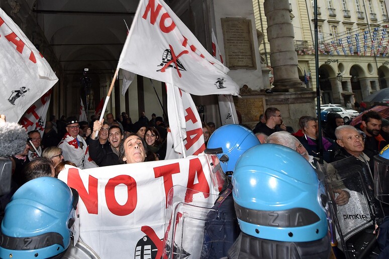 Le proteste di ieri davanti al Consiglio Comunale di Torino - RIPRODUZIONE RISERVATA