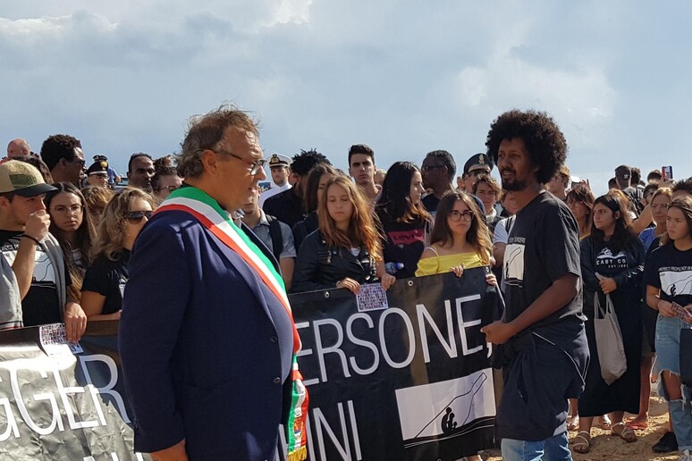 Migranti: Lampedusa, marcia per vittime  'nessuno del Governo ' - RIPRODUZIONE RISERVATA