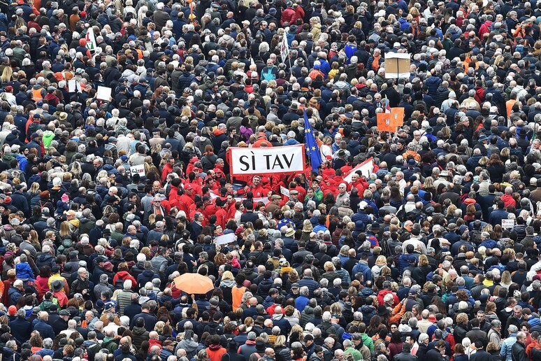 I partecipanti alla manifestazione Sì Tav in Piazza Castello a Torino - RIPRODUZIONE RISERVATA