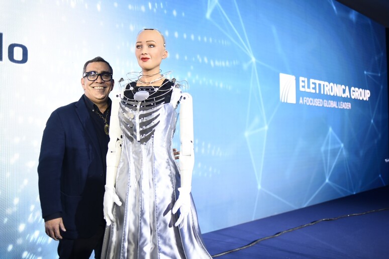 Per il suo debutto italiano la robot Sophia veste Gattinoni Couture - RIPRODUZIONE RISERVATA