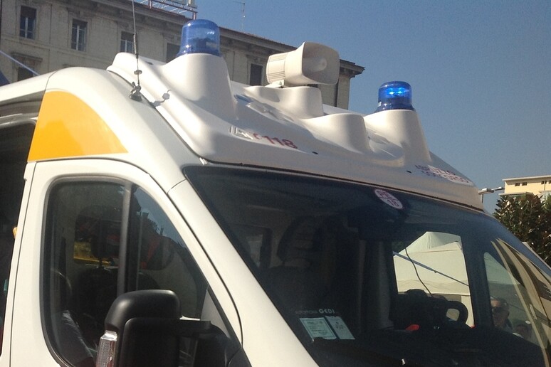 Un 'ambulanza del 118 - RIPRODUZIONE RISERVATA