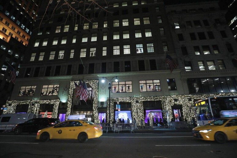 Le vetrine di Lord And Taylor su Fifth Avenue a New York, (Photo by Cindy Ord/Getty Images for Lord &amp; Taylor pubblicata sulla pagina Facebook deldepartment store) - RIPRODUZIONE RISERVATA