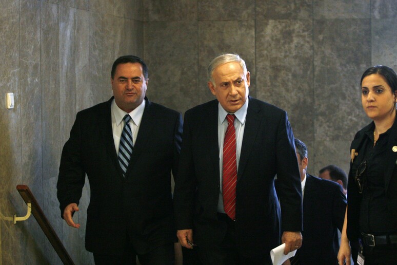 Il premier israeliano Benyamin Netanyahu (d) con il ministro dei Trasporti e dell 'Intelligence Israel Katz -     RIPRODUZIONE RISERVATA