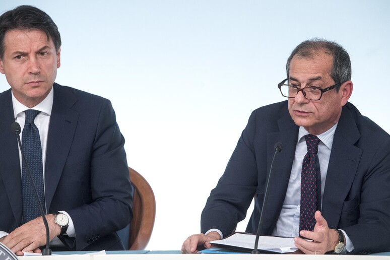 Il presidente del Consiglio, Giuseppe Conte (s) e il ministro dell 'Economia e delle Finanze, Giovanni Tria, in una recente immagine d 'archivio - RIPRODUZIONE RISERVATA