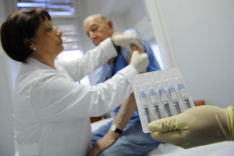 Un anziano si vaccina contro l 'influenza stagionale - RIPRODUZIONE RISERVATA