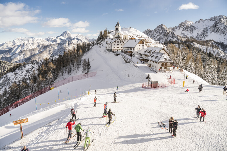 Sciatori sulla pista del Monte Lussari © ANSA/Fabrice_Gallina