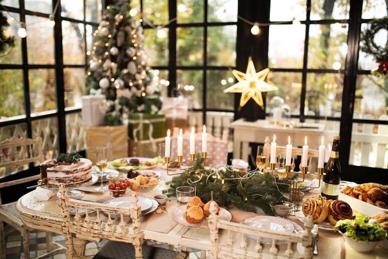 Cucina - living con atmosfera natalizia. Foto iStock. - RIPRODUZIONE RISERVATA