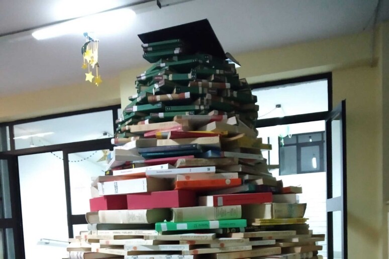 Albero di Natale con libri - RIPRODUZIONE RISERVATA