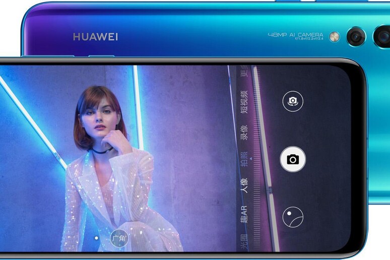 Huawei Nova 4, lo smartphone con lo schermo forato - RIPRODUZIONE RISERVATA